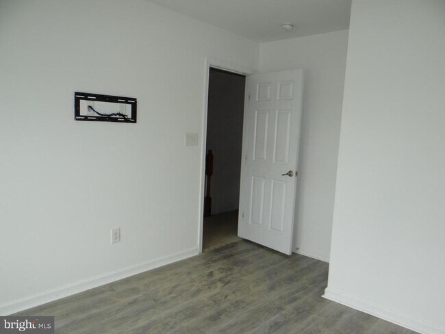 Building Photo - 400 Larose Dr