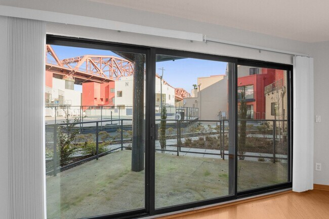 Building Photo - McCormick Pier - 1 bed/1 bath w/new paint/balcony/parking/pool/hot tub/bbq pit