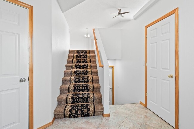 Building Photo - 4 bedroom 3 bath home with 3 car garage in...