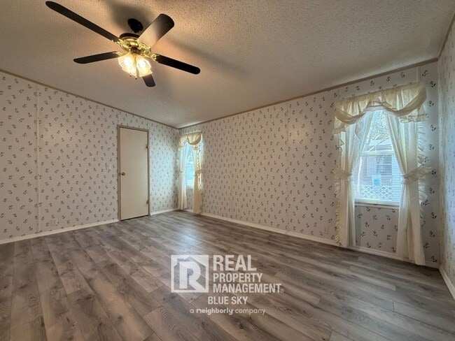 Building Photo - 5641 Columbia Dr