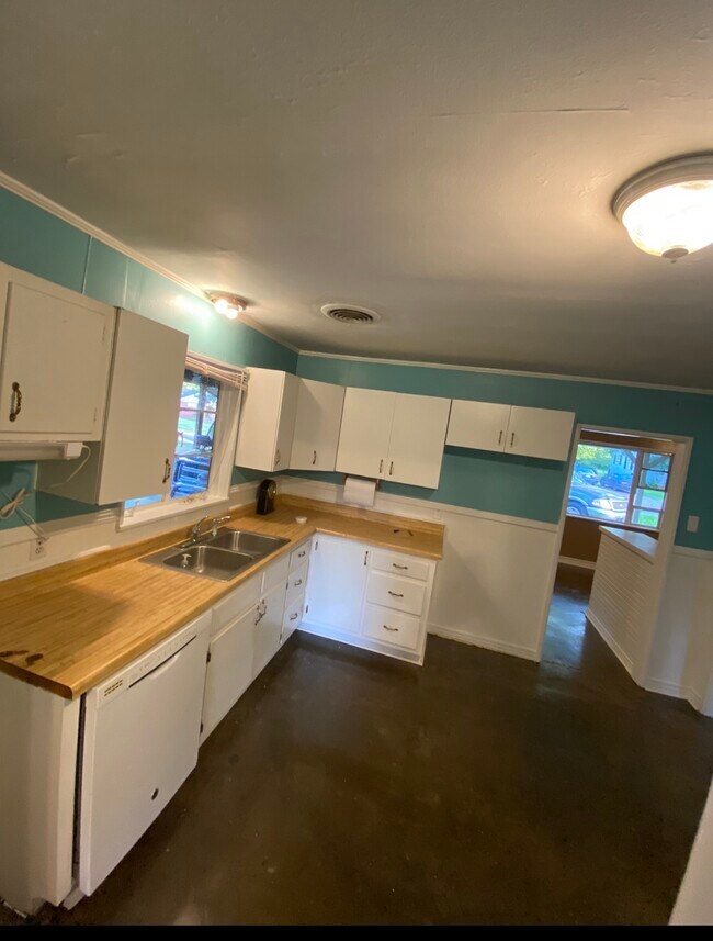 Building Photo - 22 Longview Dr