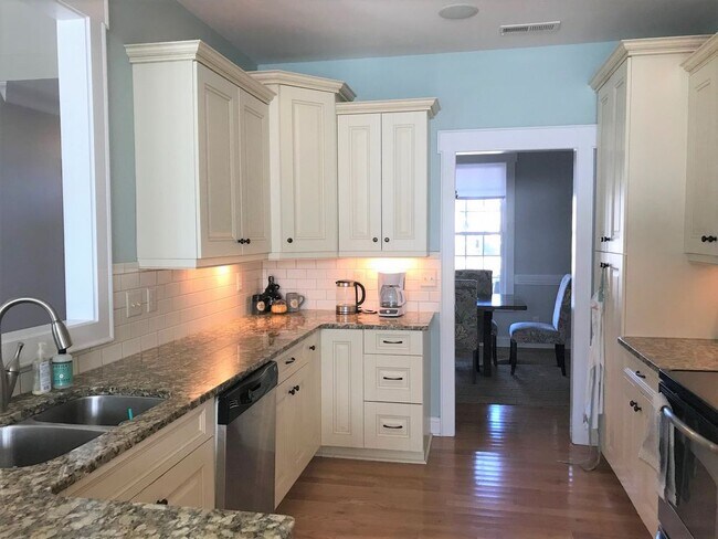 Building Photo - CROWN POINTE