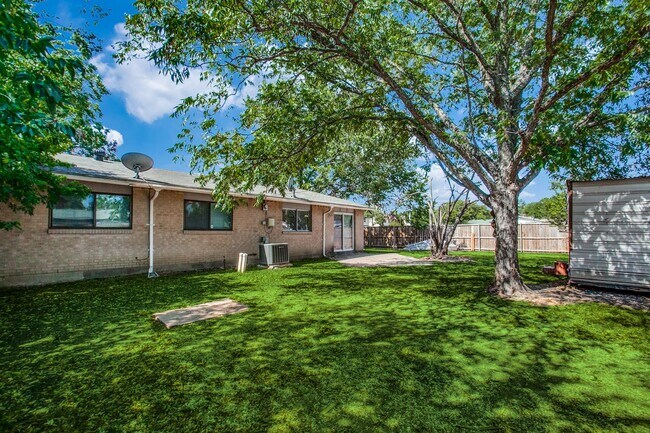 Building Photo - 4425 Windsor Dr