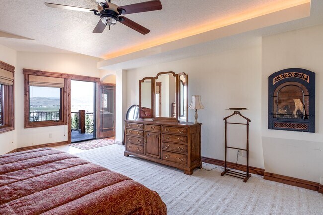 Building Photo - Private Hillside Ranch Home Available Wint...