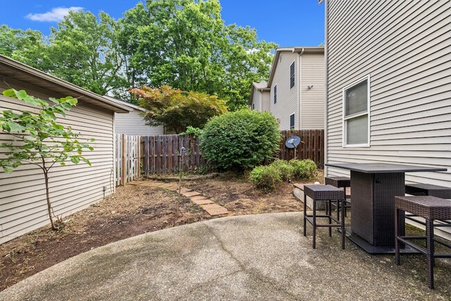 Building Photo - 377 Church St