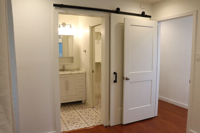 Building Photo - 713 E 45th St