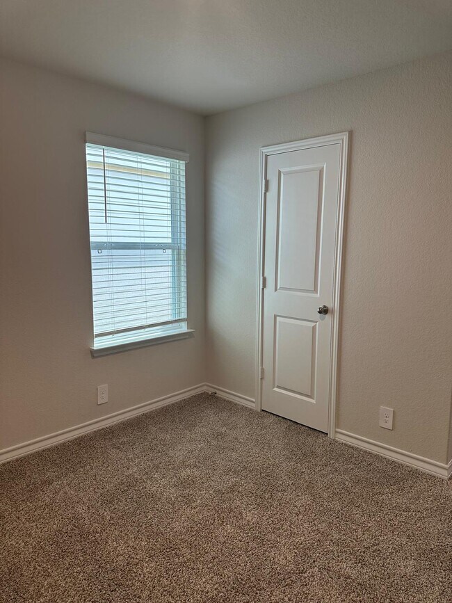 Building Photo - 21150 Boulder Flts