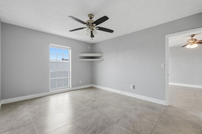 Building Photo - 7980 N French Dr