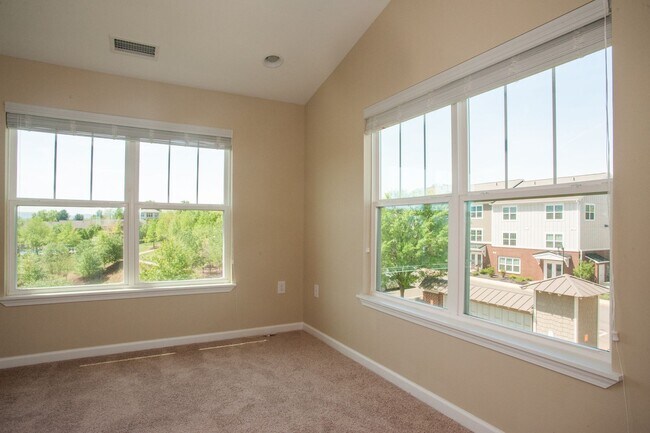 Building Photo - 3 Bedroom Townhouse at the Woodlands - END UNIT * only $500 deposit - End Unit