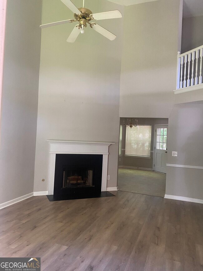 Building Photo - 553 Wren Walk