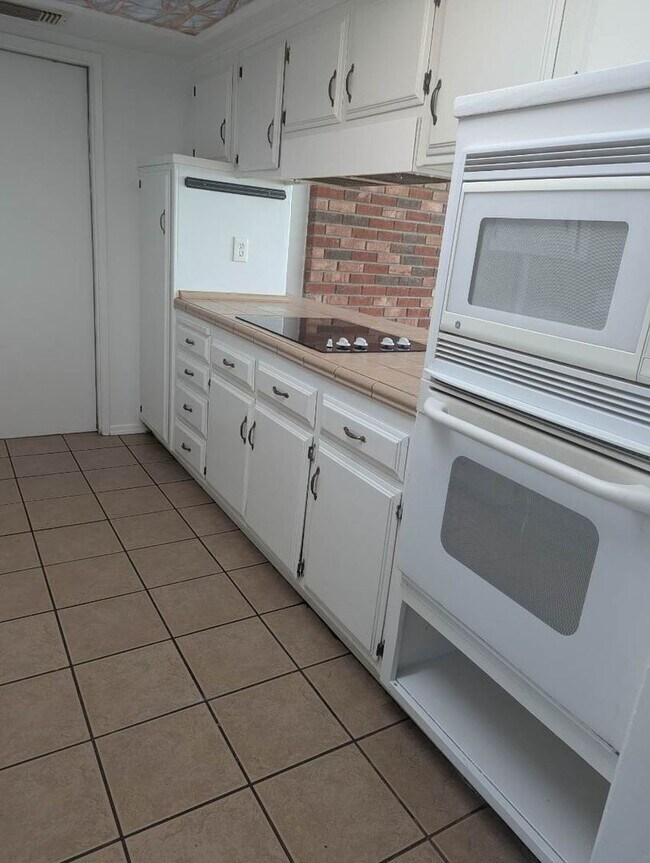 Building Photo - Beautiful 4 Bedroom House in NW Bakersfield with Pool!