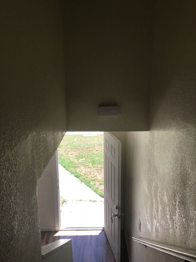 Building Photo - Townhouse Available