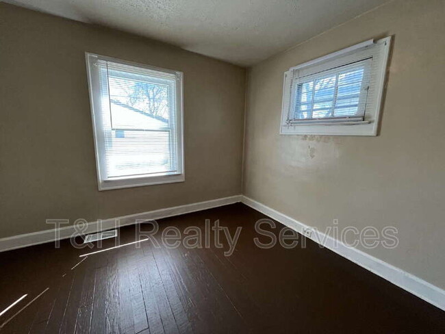 Building Photo - 941 N Drexel Ave