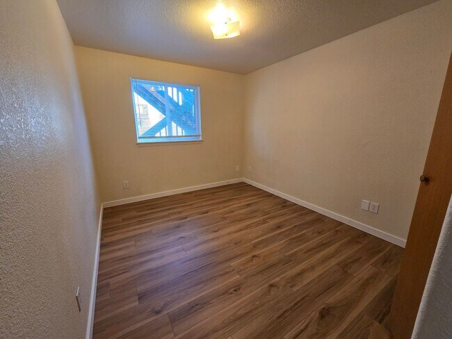 Building Photo - 810 N Siony