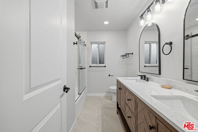 Building Photo - 10557 Reseda Blvd