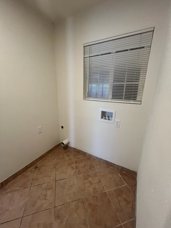 Building Photo - 5 Bedroom 2 bath home Available now