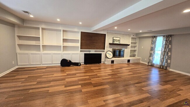 Building Photo - 201 Quail Run Dr