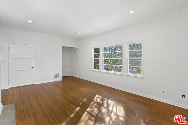 Building Photo - 2360 Kerwood Ave