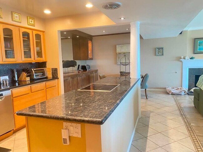 Building Photo - 501 Avenida Del Mar
