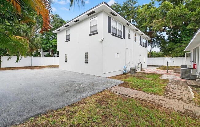 Building Photo - 5519 1/2 Gulfport Blvd S