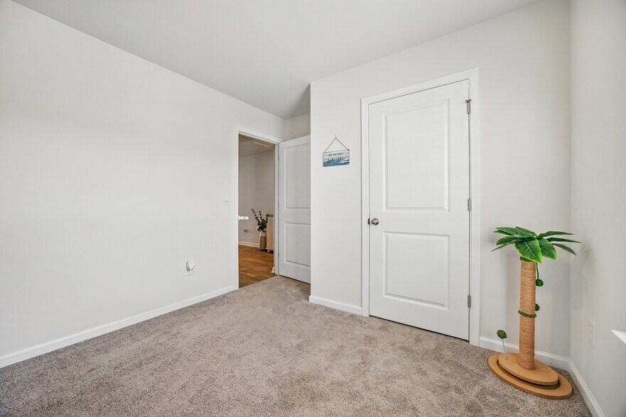 Building Photo - 580 Talisman Trl