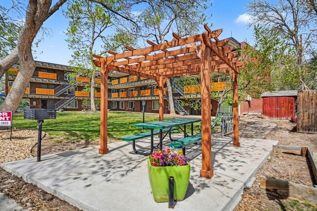 Building Photo - Golden