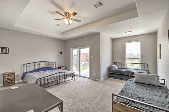 Building Photo - 4835 Sunflower St