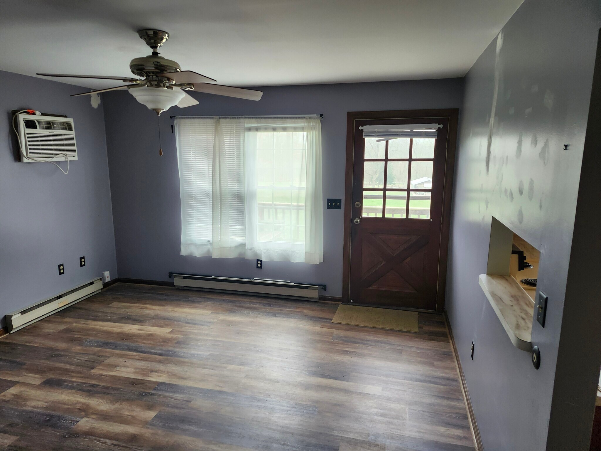 Living room - 1073 Highview Dr