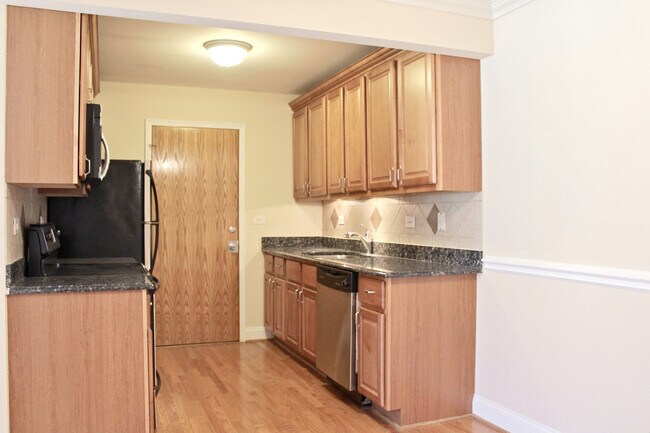 Building Photo - 5037 N East River Rd