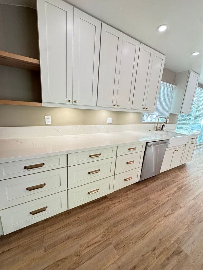 Building Photo - 3 BED, 2 BATH, 2 Parking with AC- Kalani I...