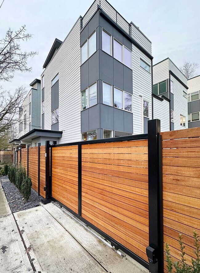 Building Photo - 3bd/2ba Seattle Townhome