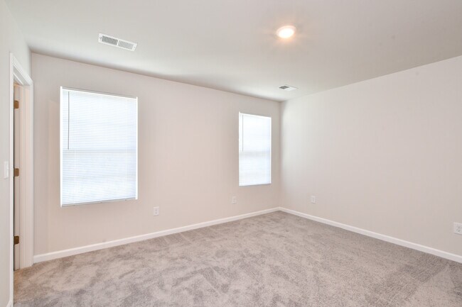 Building Photo - 18 Twiggs Ln