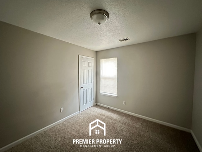 Building Photo - Modern Cordova Cove Living | 3BR/2BA with High Ceilings, Stone Fireplace & Garage