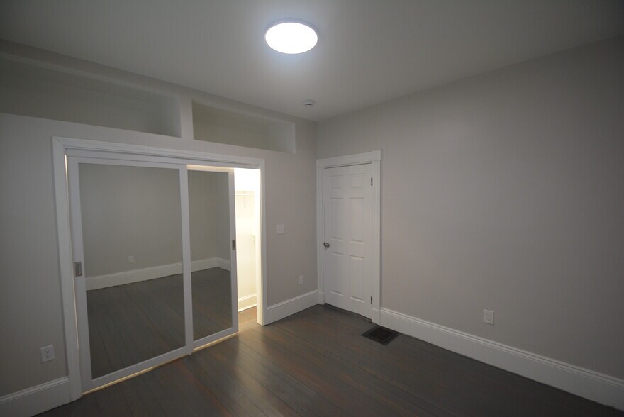 Building Photo - 31 Claybourne St