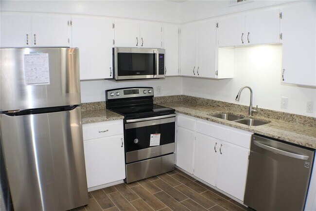 Building Photo - 4622 Country Creek Dr