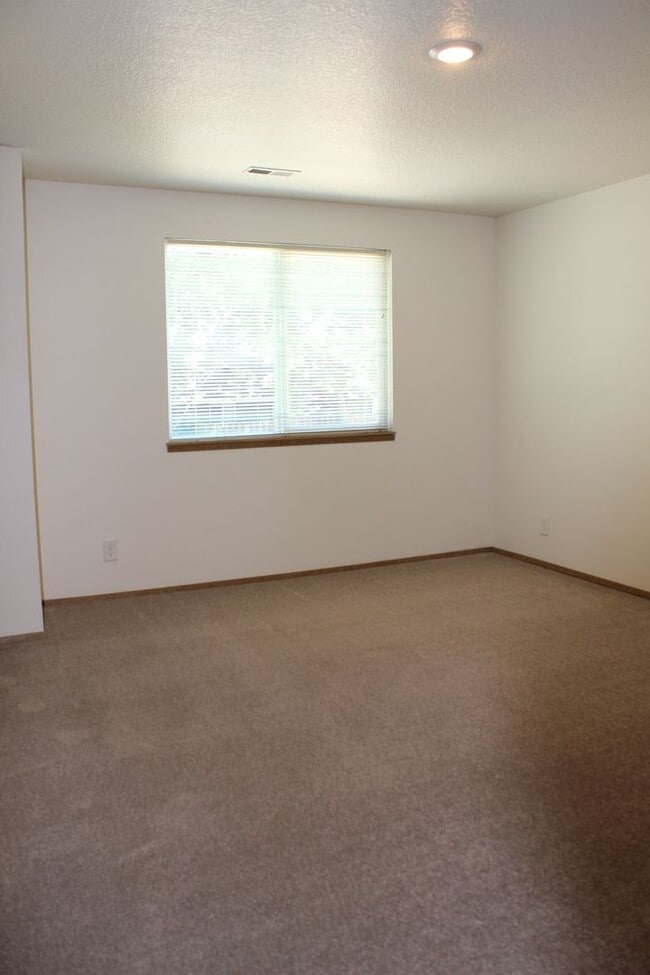 Building Photo - Four bedroom, two bath family home on quie...