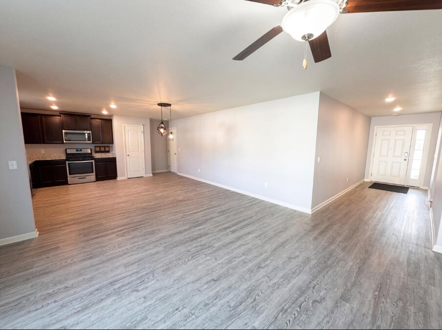 Building Photo - 1093 Sunset Ave