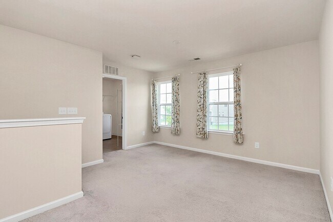Building Photo - Welcome to this spacious 4 bedroom, 2.5 ba...