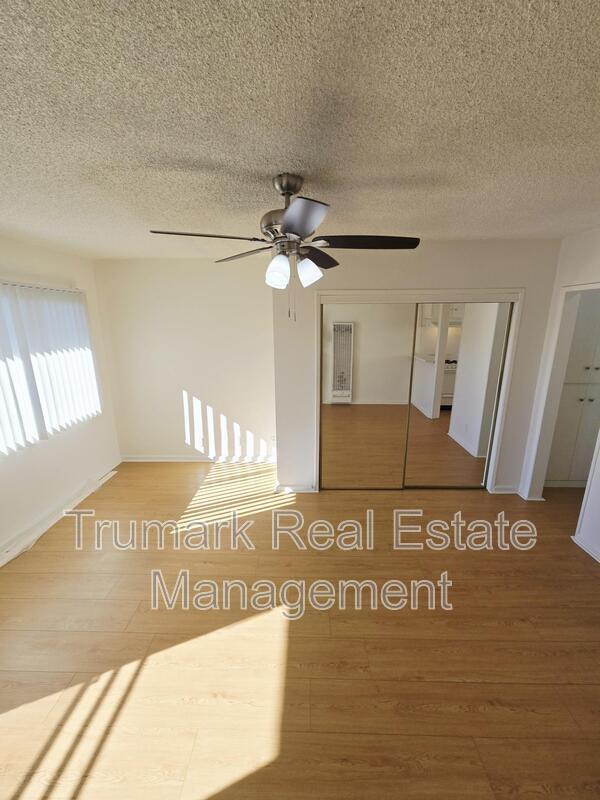 Building Photo - 345 E Tujunga Ave