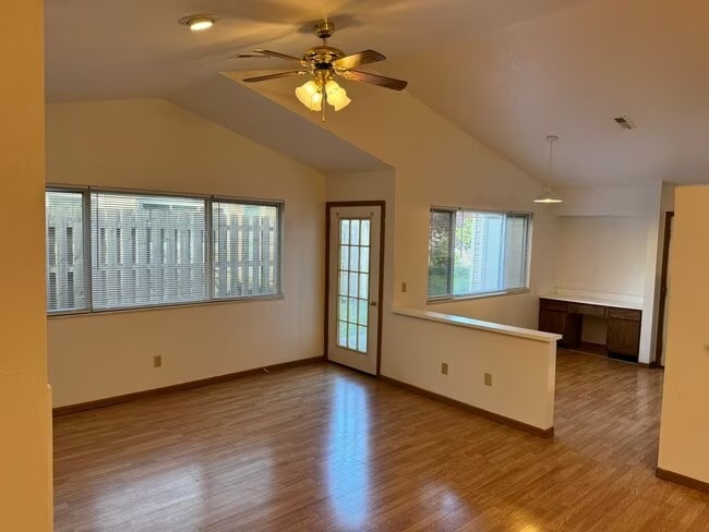 Building Photo - 716 Hilltop Ln