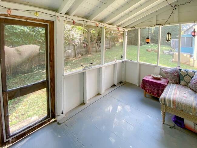 Building Photo - Adorable two-bedroom house on Stinson. Wal...