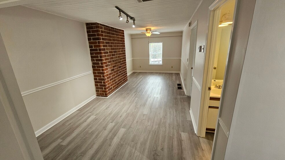 Building Photo - 212 Thurston Dr NW