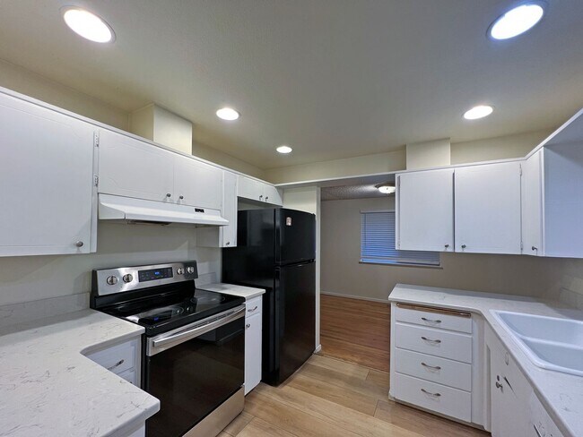 Building Photo - 4 bedroom 2.05 bath rambler on Kent's East...