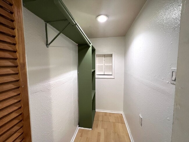 Building Photo - 2 Bedroom 2 Bath Condo Home for rent near Downtown Austin, Top Floor with Balcony, Gated Community