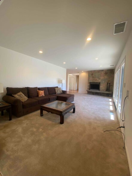 Building Photo - 2128 Oak Crest Dr