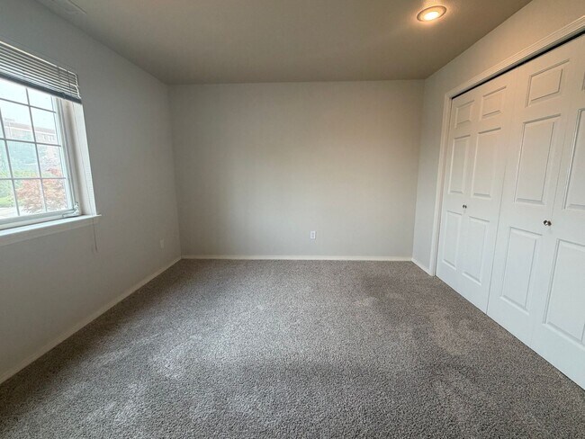 Building Photo - Now renting 2 bedroom 2 bathroom Condo