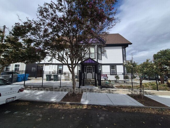 Building Photo - 100 Luzena Ave