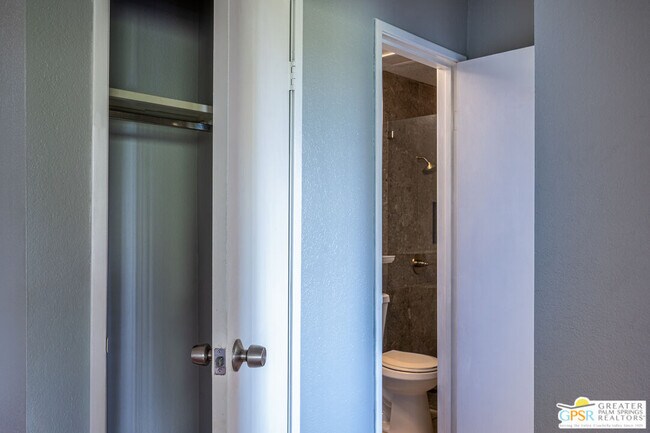 Building Photo - 550 N Villa Ct