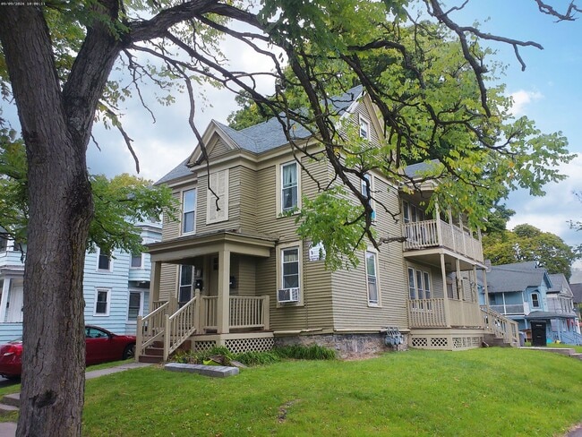 Building Photo - Beautiful Upper Flat With Private Side Por...