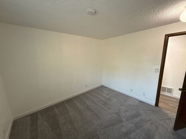 Building Photo - 869 Meadowlawn Dr SE